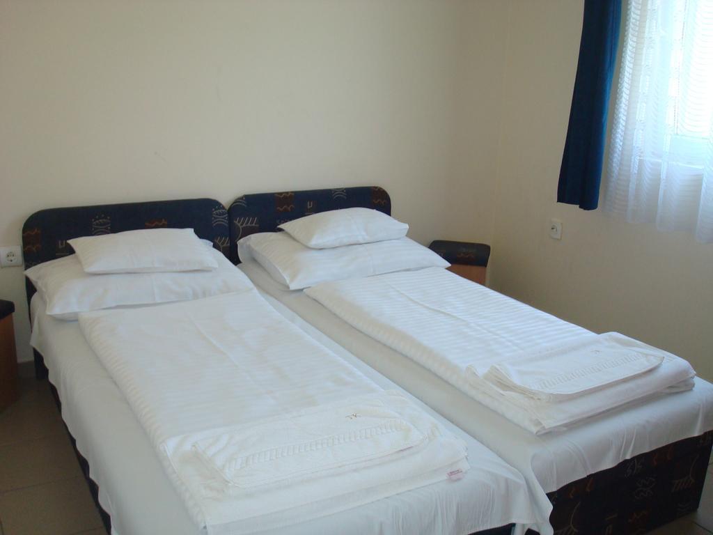 Termal Kemping Apartmanok Tiszaujvaros Ruang foto