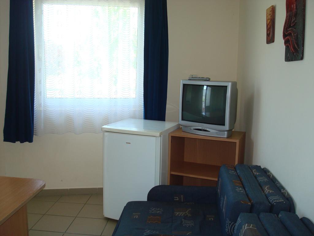 Termal Kemping Apartmanok Tiszaujvaros Ruang foto