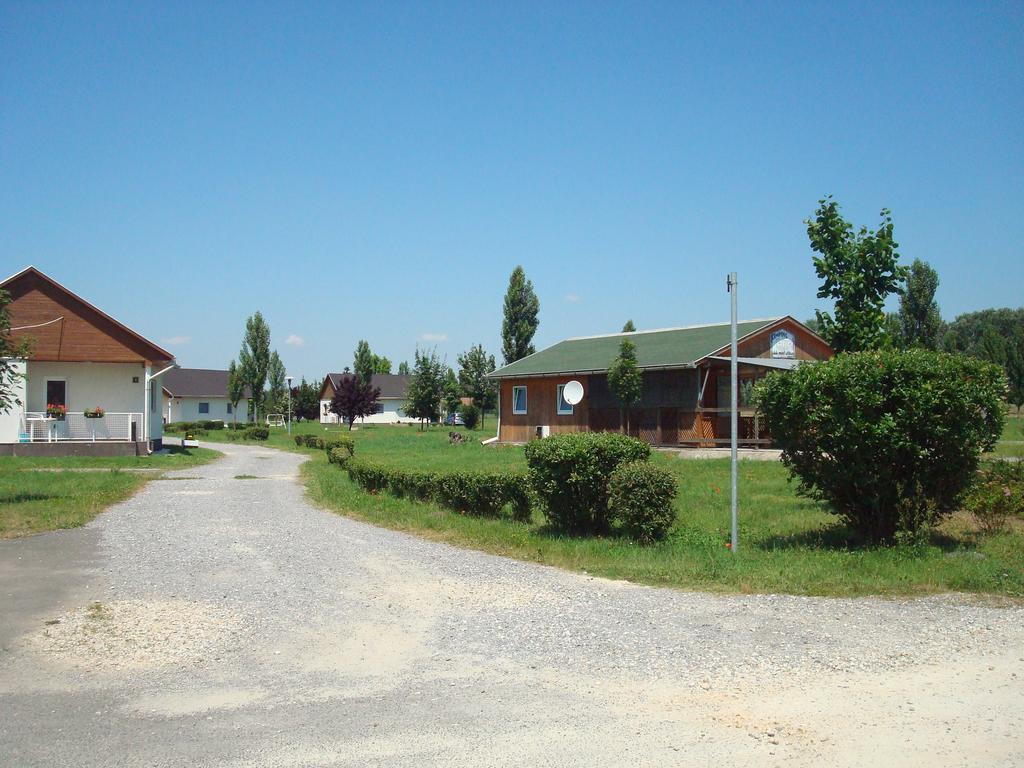 Termal Kemping Apartmanok Tiszaujvaros Bagian luar foto